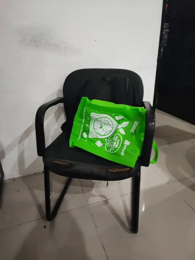 kursi hitam